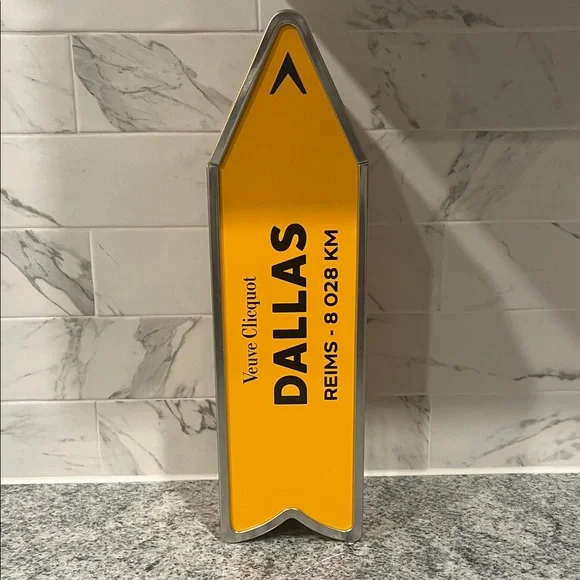 New Veuve Clicquot Dallas Arrow Box Yellow - Picture 6 of 9
